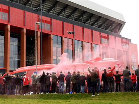 היו גם רימוני עשן. הקהל של ליברפול מודע לחשיבות המשחק (getty)