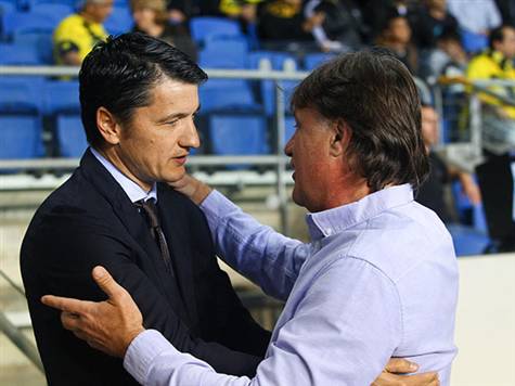 תמונת המחצית שלנו - שני המאמנים ברגע של אהבה (צילום: אלן שיבר)