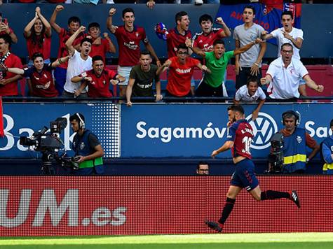 <STRONG>0:1 לאוסאסונה!</STRONG> ברנדון הגביה כדור מימין וטורס היה במקום כדי לבעוט אותו מהאוויר לרשת של טר שטגן. (Getty)