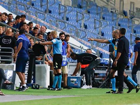 שער לרעננה! אבל רגע, נאאל עודה פסל אותו בטענה לעבירה ברחבה של יוג`ין אנסה. ה-VAR בוחן את העניין. (ניר קידר)