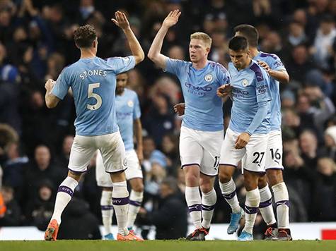 <STRONG>1:1!!!</STRONG> דה בריינה קיבל כדור מדויד סילבה, כדרר בקצה הרחבה ובעט לשער. הכדור פגע בזומה, הטעה את קפה והמשיך לרשת! (Getty)