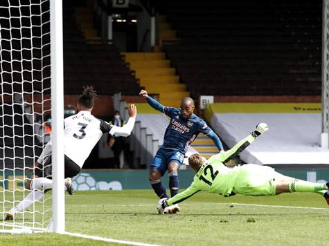 <STRONG>את השער הראשון לעונה כובש לקאזט! 0:1 לארסנל!</STRONG> התקפה של התותחנים הסתיימה בבעיטה מקרוב של וויליאן, אך רודאק הדף. הצרפתי היה על הכדור החוזר, ונעץ אותו ברשת מקרוב! (Getty)