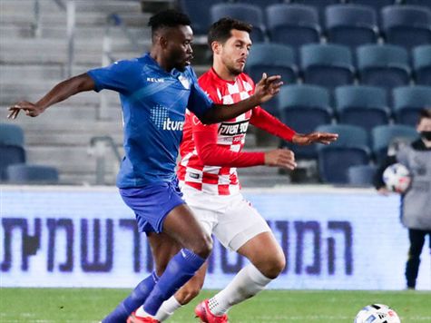 הדקות הראשונות של המשחק שייכות לצפוניים, שמנסים לשלוט בכדור. החבורה של אבקוסיס מנסה לצאת למתפרצות. (דני מרון)