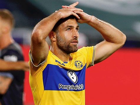 השוויון בדרך? אלמוג שוב הגביה לשכטר, שנגח טוב אבל פספס בסנטימטרים את המסגרת (אלן שיבר)