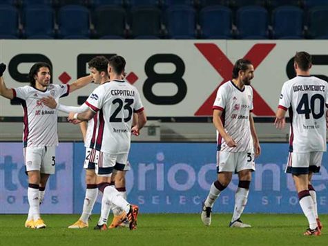 <P>הקבוצה מחבל סרדיניה מארחת את הרוסונרי לקרב קצוות. מדובר במשחק משמעותי מאוד עבור שתי הקבוצות שירצו לשמור על הפער מהיריבות בטבלה.</P>
<P>מילאן מוליכה את הטבלה יחד עם אינטר, כשלשתיהן 40 נקודות. המילאנזים ינסו לשמר שלוש נקודות היתרון שלהם בטבלה.</P>
<P>קליארי נמצאת במקום ה-17 עם 14 נקודות, אחת מעל לקו האדום. ניצחון של הקבוצה מסרדיניה יתן לה קצת אוויר לנשימה במאבקי התחתית. (Getty)</P>