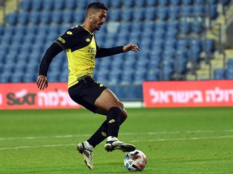 שוב אז`ובל מחמיץ הזדמנות ענקית להכפיל את היתרון. החלוץ קיבל כדור עומק מעולה וניסה לעקוף את ישראלי, אך נותר בזווית קשה מדי להבקיע ובעט לרשת החיצונית. (ברני ארדוב)