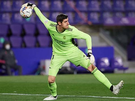 <STRONG>כמעט 0:1 לויאדוליד!!</STRONG> מנדי ניסה להרחיק והגביה לרחבה, אורלנה הצטרף מאחור ובעט מהאוויר, אך נעצר אצל קורטואה (getty)