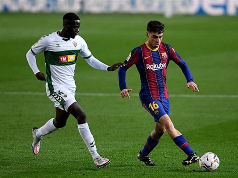 שחקני בארסה באים בטענות לכדור עונשין מ-11 מטרים אחרי שפדרי נופל בתוך הרחבה, אבל ההילוך החוזר הוכיח כי הקשר הצעיר פשוט מעד (GETTY)