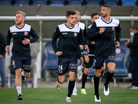 שחקני הפועל חיפה דרוכים. (מאור אלקסלסי)