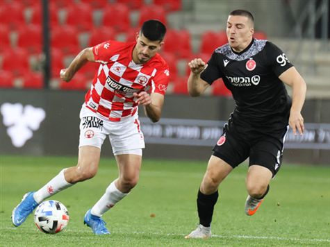 שתי הקבוצות מרבות לאבד את הכדור בדקות הראשונות. (דני מרון)