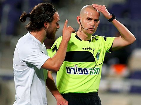 הבלם ביצע עבירה גסה, למזלו הוא לא קיבל כרטיס. (אלן שיבר)