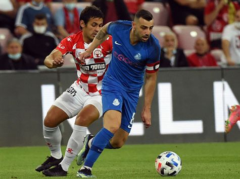 מזל גדול לב``ש! אזולאי חיפש את כנעאן במסירת&nbsp;עומק אלכסונית, האחרון לא נגע בכדור - ובכל זאת הכדור כמעט הכניע את לויטה (ברני ארדוב)