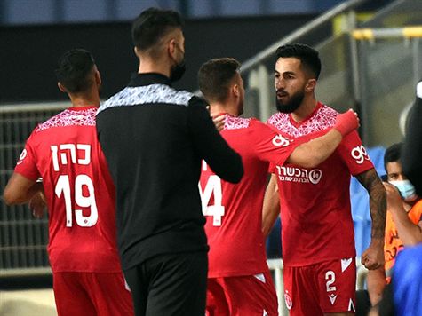 <STRONG>שער אדיר של המגן הימני! אושר דוידה העלה לרחבה, הגנת נתניה הרחיקה הישר לרגלו של ביטון ששלח טיל עוצמתי ברגל שמאל ישר לרשת של כרמי שנותר ללא מענה (ברני ארדוב)</STRONG>