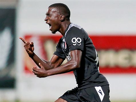 <STRONG>עם קצב כזה, הגיע הזמן שיבואו גם השערים. אושר דוידה העלה כדור קרן מדוד לראשו של הבלם הדרום-אפריקני שנגח באין מפריע לרשת של אלקסלסי (אלן שיבר)</STRONG>