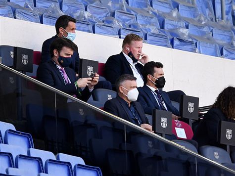 חצי שעה מהפתיחה ובארסה עיין לא בעיטה לשער. קומאן מתחיל לאבד סבלנות ביציע. (getty images)