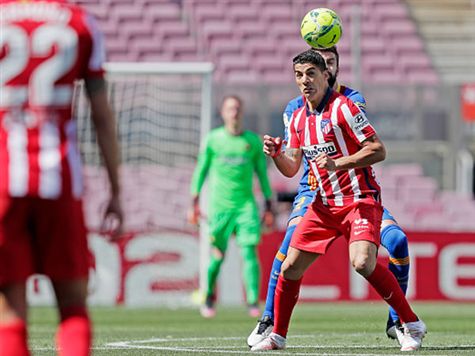 ניסיון בעיטה גם בצד השני. סוארס סובב, הכדור עבר סמוך לעמוד. (getty images)