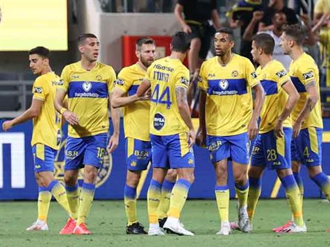 מכבי ת``א עושה את שלה. גררו העביר כדור רוחב, ביטון המשיך בנגיעה והכניע בפעם השנייה את ברטקוס (דני מרון)