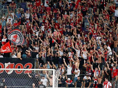 אוהדי הפועל חיפה חוגגים בבלומפילד (אלן שיבר)