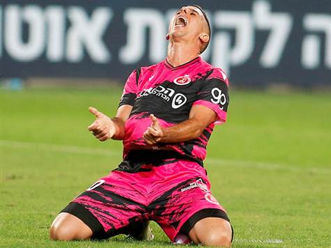 <STRONG>כמה שזה היה קרוב לשוויון! אושר דוידה פרץ באגף שמאל, הוציא כדור רוחב מושלם שעידן ורד פספס בסנטימטרים (אלן שיבר)</STRONG>
