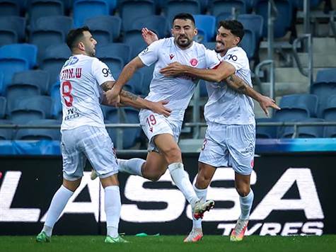 טעות קשה של גל אראל הביאה את הכדור לשי אליאס קרוב לשער. קפטן הפועל ת``א בהעדרו של דן איינבינדר הבקיע מקרוב והכפיל את היתרון (מאור אלקסלסי)