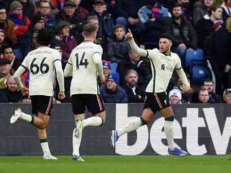 <STRONG>0:2 לליברפול!</STRONG> רוברטסון עם עוד בישול, הפעם עם הגבהה לרחבה מצד שמאל, ומי שהגיע הוא אוקסלייד-צ`מברליין שעצר את הכדור על החזה ובעט פנימה מקרוב. (Getty)