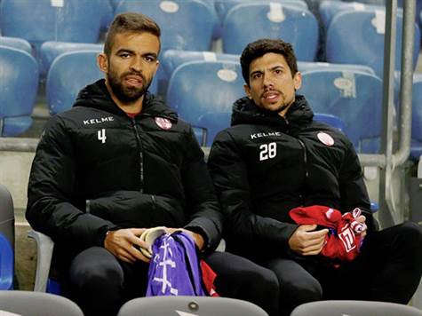 מיגל ויטור ואנדרה מרטינס מחכים להזדמנות מהספסל (צילום: אלן שיבר)