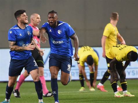 רועי קהת בפעולה אדירה התחיל מהלך שהגיע עד למורגן פרייר. החלוץ הפיזי מצא את עצמו והצליח לאזן מתוך הרחבה (ברני ארדוב)