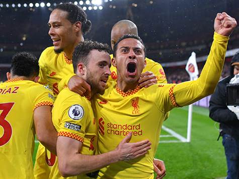 ליברפול במרחק נקודה בלבד מהפסגה: הקבוצה של יורגן קלופ גברה 0:2 על ארסנל משערים של ז`וטה ופירמינו והשיגה ניצחון תשיעי רצוף בליגה. עכשיו הדברים תלויים גם בה