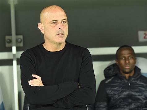 אחרי שבמשך דקות ארוכות שלטה והיתה קרובה לעוד שערים, נראה שעכשיו - בית``ר ואבוקסיס רק מתפללים שזה ייגמר ללא הפסד (צילום: ברני ארדוב)