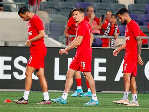 רבע שעה לשריקת הפתיחה, אתם מוכנים? (אלן שיבר)