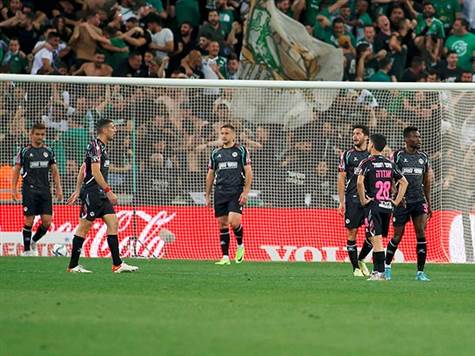 <P>אחרי המפלה במשחק העונה מול מכבי חיפה, הפועל באר שבע חוזרת הערב (20:15) לאיצטדיון טרנר עם מטרה ברורה מול העיניים - שלוש נקודות. בידיעה כי הירוקים יפגשו מחר את מכבי תל אביב בבלומפילד ועלולים להפסיד נקודות, אליניב ברדה וחניכיו יהיו חייבים לנצל את ההזדמנות ולהעביר את הלחץ לכרמל.</P>
<P><STRONG>צפו בתקציר משחק העונה:</STRONG></P>