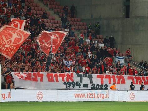 רגע מרגש מאוד באיצטדיון. המשחק הופסק לדקה של מחיאות כפיים לזכרם של 14 הנרצחים בגל הטרור הנוכחי (אלן שיבר)