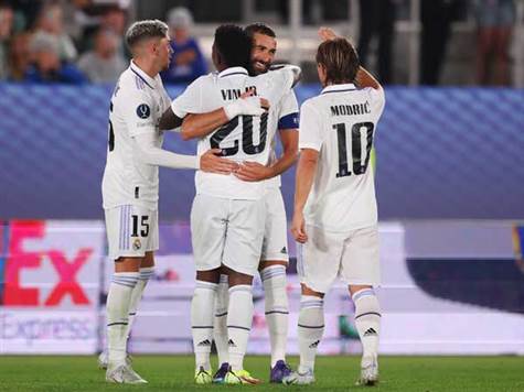 זהו זה! ריאל מדריד היא מחזיקת הסופרקאפ האירופי אחרי 0:2 חלק על פרנקפורט משערים של דויד אלאבה (37) וכרים בנזמה (65). עם הניצחון ריאל עלתה לראש טבלת הזוכות בסופרקאפ (5) לצד מילאן וברצלונה (GETTY)