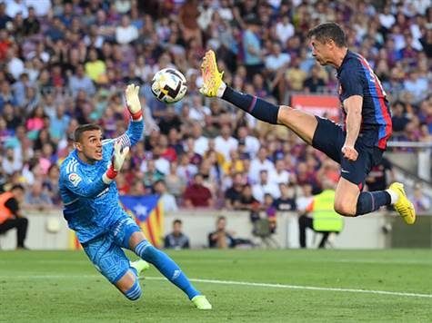 הגבהה פשוט אדירה של ראפיניה מצאה את לבנדובסקי, שדחק מקרוב פנימה, שער בכורה ללבנדובסקי בקאמפ נואו! (GETTY)