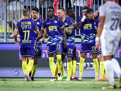 הרמה לרחבה מצאה את שלומי אזולאי שהוריד מצוין לעאבד, שבסיבוב שלח בעיטה לא חזקה אך קשתית ומדויקת מעל רובי לבקוביץ`. <STRONG>1:1<BR><BR></STRONG>(מאור אלקסלסי)