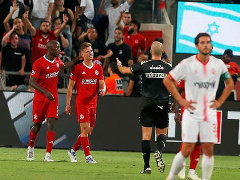 <P><STRONG>מה קורה בבלומפילד?! אל-ים קנצפולסקי מחזיר את היתרון להפועל תל אביב עם בעיטה אדירה לחיבורים!!</STRONG></P>
<P><STRONG>(אלן שיבר)</STRONG></P>