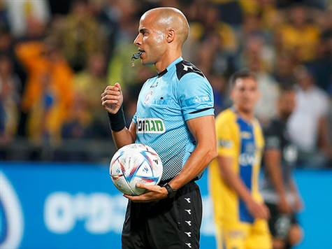 כתבנו מוטי פשכצקי מעדכן: שופט המשחק נאאל עודה הודיע למאמן ולדימיר איביץ` כי על פי החלטת שופטי הוידאו ותוכנת הקווים שנשלחה, הרגל של זהבי בנבדל. כזכור, בניגוד ליד שאינה חלק מהגוף (רק הכתף), כף הרגל על פי החוקה היא חלק מהגוף ולכן לטענת השופטים פסילת השער מחייבת. (צילום: אלן שיבר)