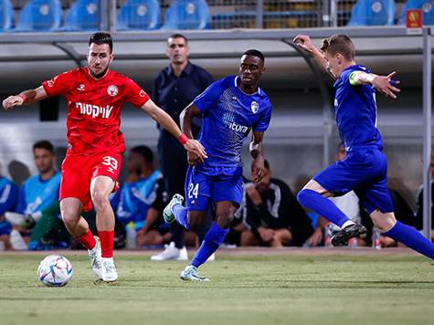 ומנגד, עירוני קריית שמונה מאוד מאכזבת. ב``ש ממש לא נלהבת הערב, אבל דווקא היא שזקוקה כ``כ לנקודות - מתקשה להיות מסוכנת (צילום: מאור אלקסלסי)