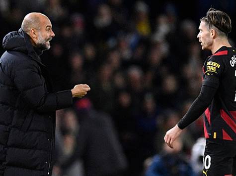 סיטי מתחילה להתעורר. הגבהה טובה של מאחרז מצאה את גריליש ברחבה, אבל הוא שלח את הכדור מעל השער. מצב גדול לאנגלי! (GETTY)