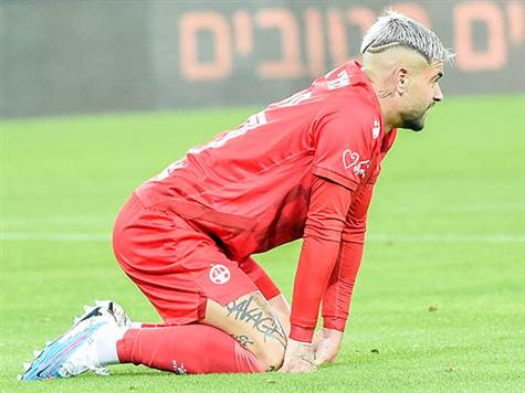 נבדל חמישי של ב``ש במחצית הזו. קו ההגנה הגבוה של נתניה, שהקשה עליה בתחילת המשחק, עוזר לה כעת לתסכל את הדרומיים (ברני ארדוב)