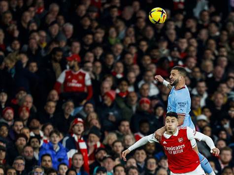 ווקר ספג כעת מכה, אחרי שקפץ למאבק אווירי עם מרטינלי, הוא מקבל טיפול על הדשא כעת (GETTY)