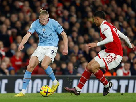 סיטי שולטת בכדור בפתיחת המחצית הזו, אבל היא עדיין מחפשת את השער של רמסדייל (GETTY)