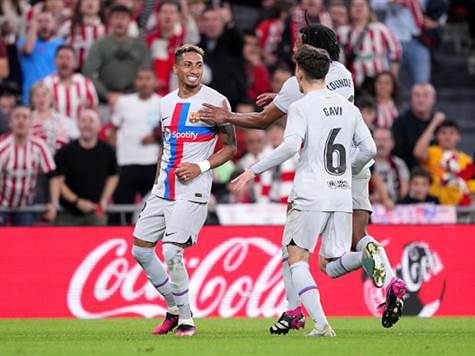 ראפיניה חוגג עם חבריו לקבוצה (Getty)