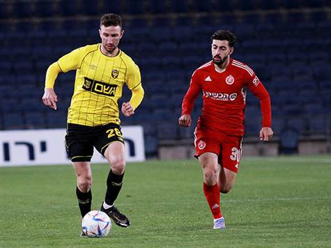 בינתיים המשחק בטדי דו צדדי - שתי הקבוצות מחפשות את השער, אבל עדיין לא מספיק מדויקות (צילום: קובי אליהו)