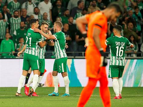 <STRONG>1:1! </STRONG>חזיזה עבר את קונסטנטין והגביה כדור לרחבה משמאל. אצילי הגיע, נגח והכדור פגע באואמו בדרך לרשת (אלן שיבר)