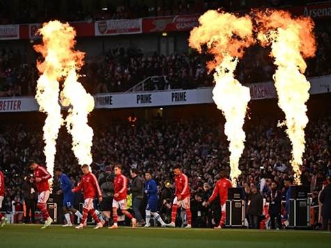 שחקני ארסנל וצ`לסי עולים למגרש. אווירה נפלאה (Getty)