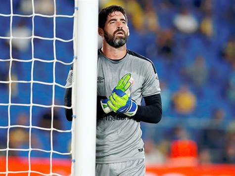 אוהד לויטה, אחד שראה לא מעט בכדורגל שלנו, ינסה לשמור על השער מול אחת ההתקפות הטובות בישראל&nbsp;(צילום: אלן שיבר)