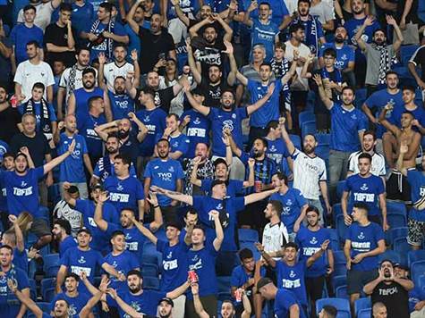 אוהדי הפועל פתח תקווה. תמיד באים לתמוך (ברני ארדוב)