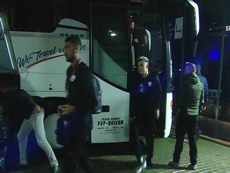 <STRONG><U>צפו בשחקני נבחרת ישראל מגיעים לאצטדיון בקוסובו</U></STRONG>