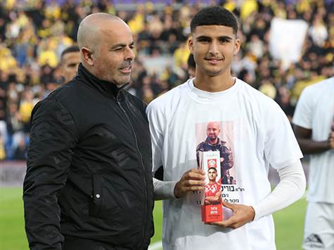 אלעד מדמון קיבל את פרס שחקן החודש לפני המשחק (אודי ציטיאט)